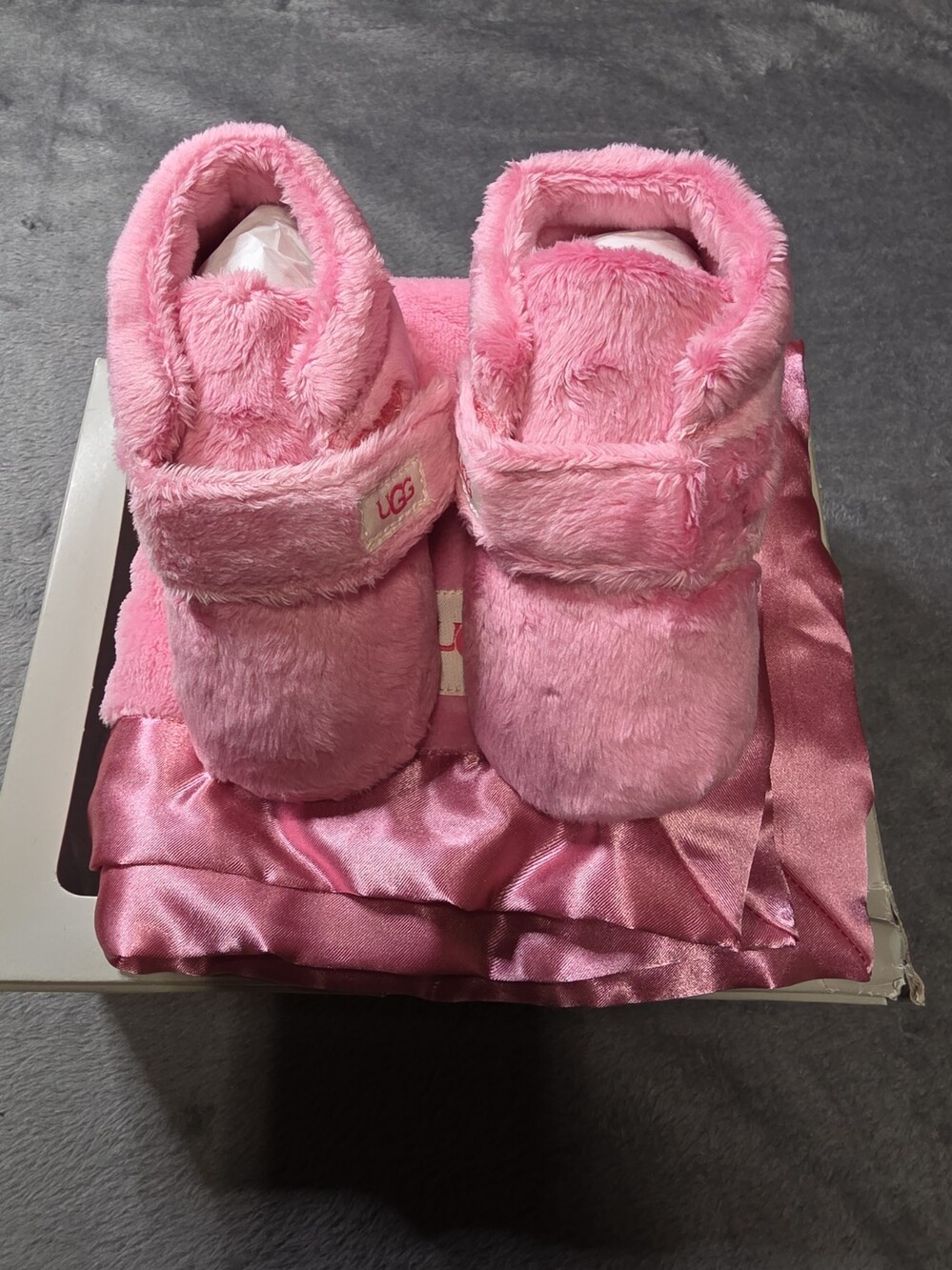 UGG Kids Bixbee Bootie and Lovey Blanket Set Size 4/5